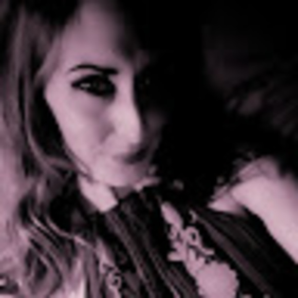 Meet your Posher, Larissa - Picture 1 of 2